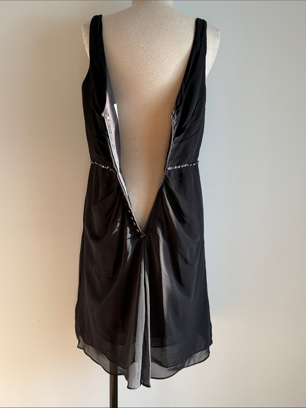 Elegant Black V-Neck Sleeveless Dress with Beaded Waist - Picture 4 of 9